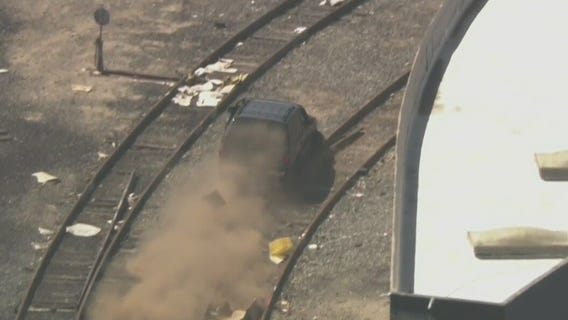 Suspect ditches SUV after going on wild ride, leading LASD on chase