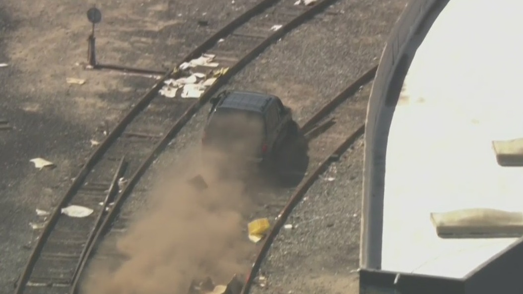 Suspect ditches SUV after going on wild ride, leading LASD on chase