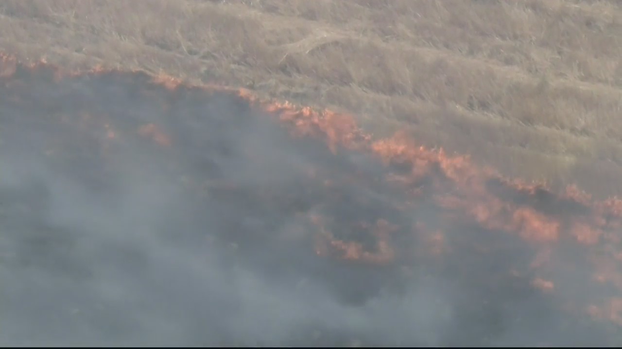Sylmar brush fire moving closer to homes