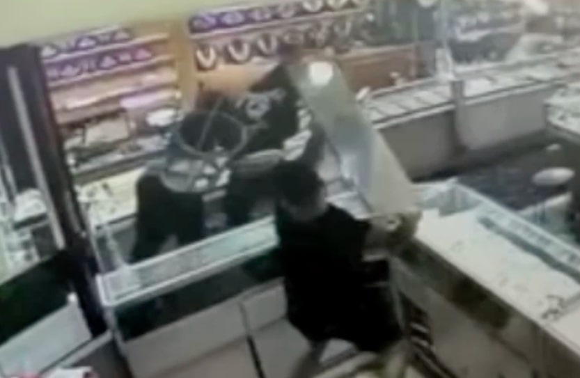Employees thwart smash-and-grab robbers