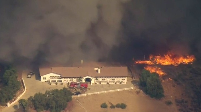 Large brush fire closing in on buildings in Castaic
