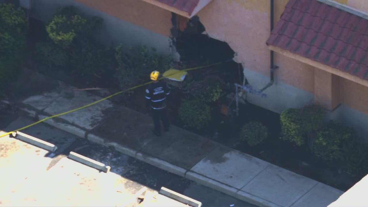 Car crashes into El Monte building