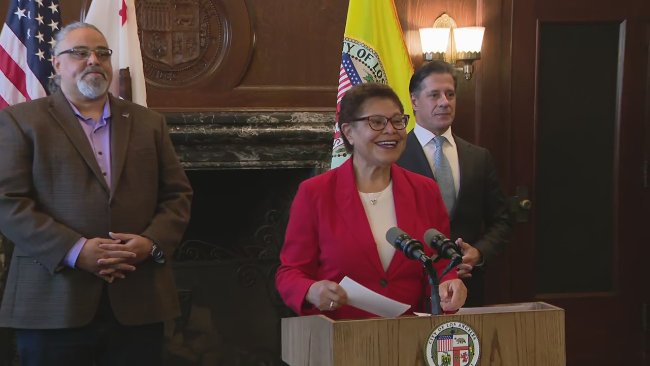 Karen Bass announces deal reached between LAUSD, striking workers
