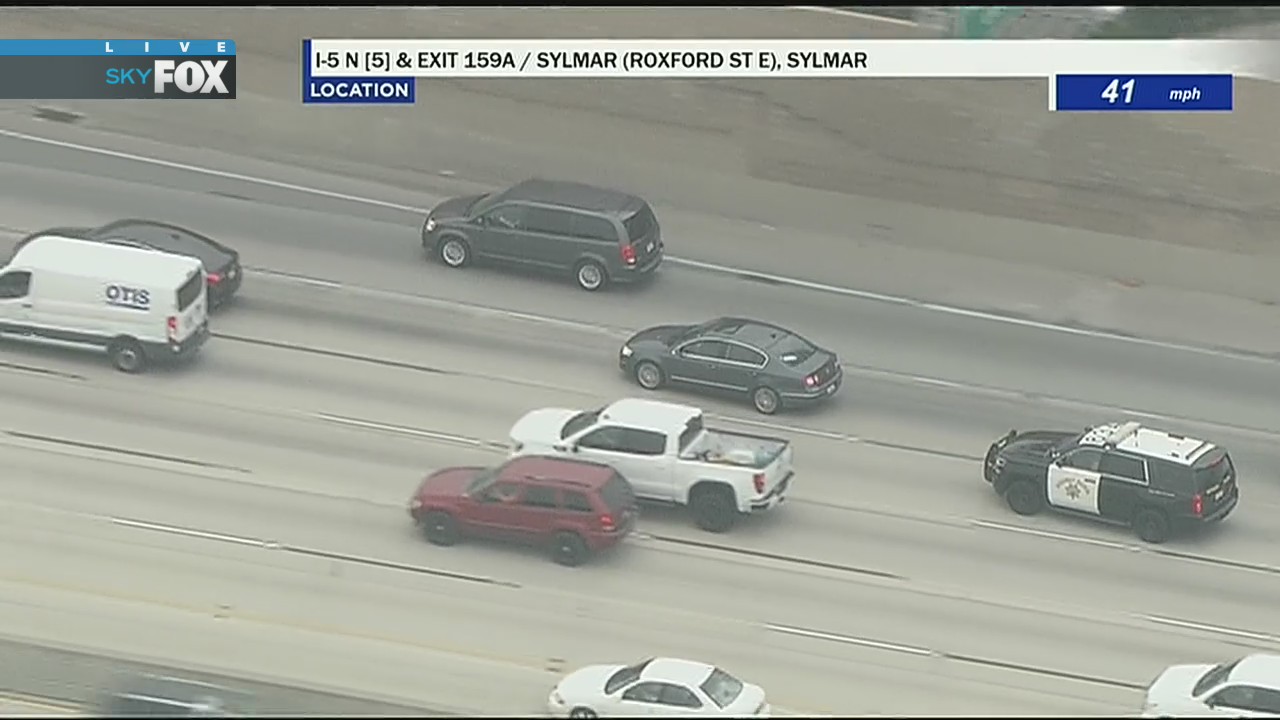 Police chase car on 5 Freeway in San Fernando Valley