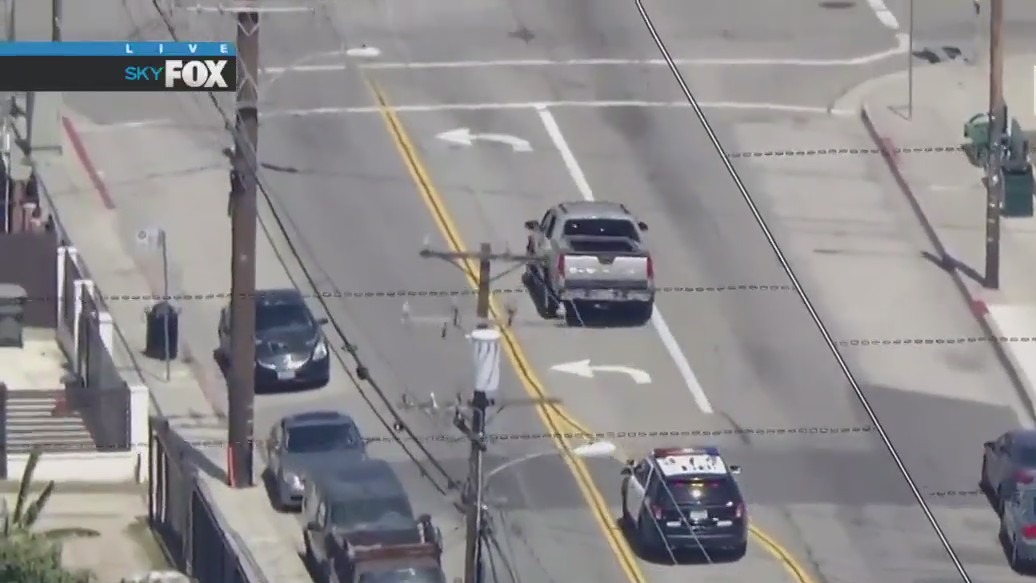 Pursuit driver dodges traffic while evading LAPD