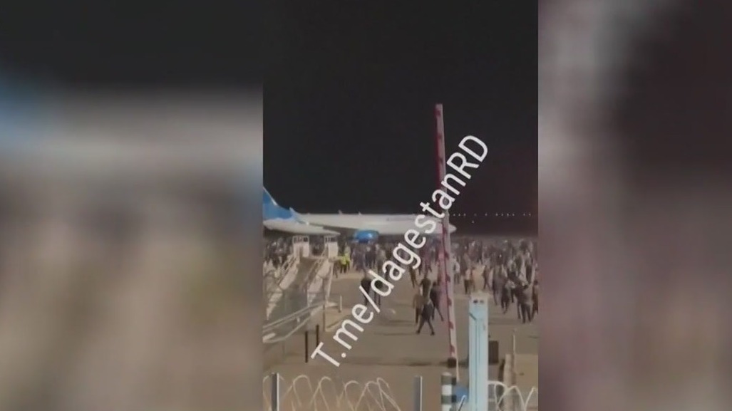 Anti-Israel protesters storm runway in Russia