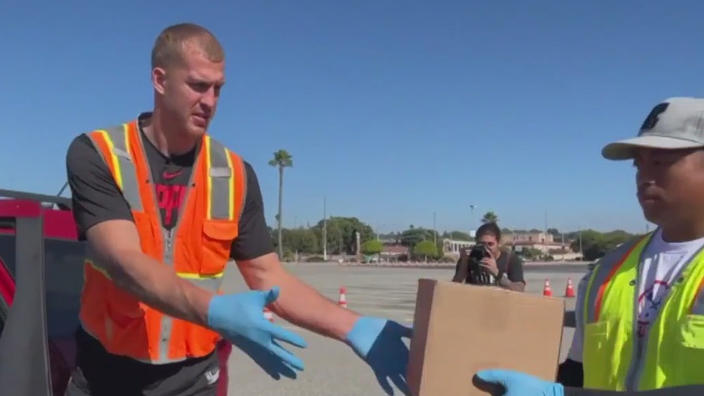 LA Clippers help feed the community