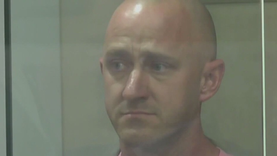 Alaska Airlines passengers sue over takeover attempt