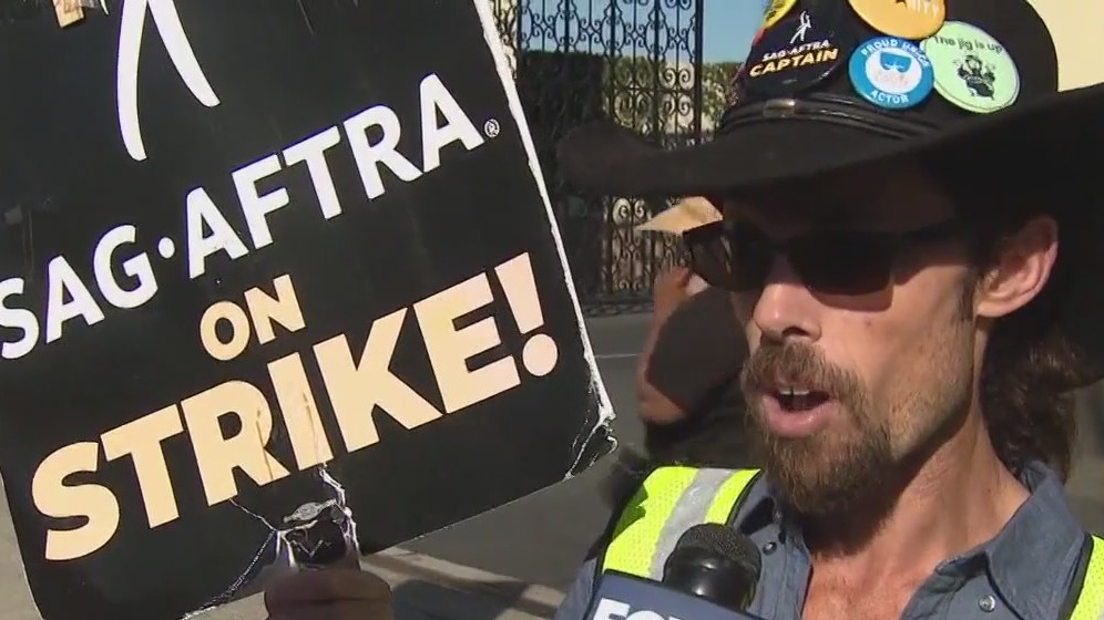 Actors continue to picket as negotiations continue