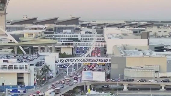 LAX Thanksgiving travel rush begins