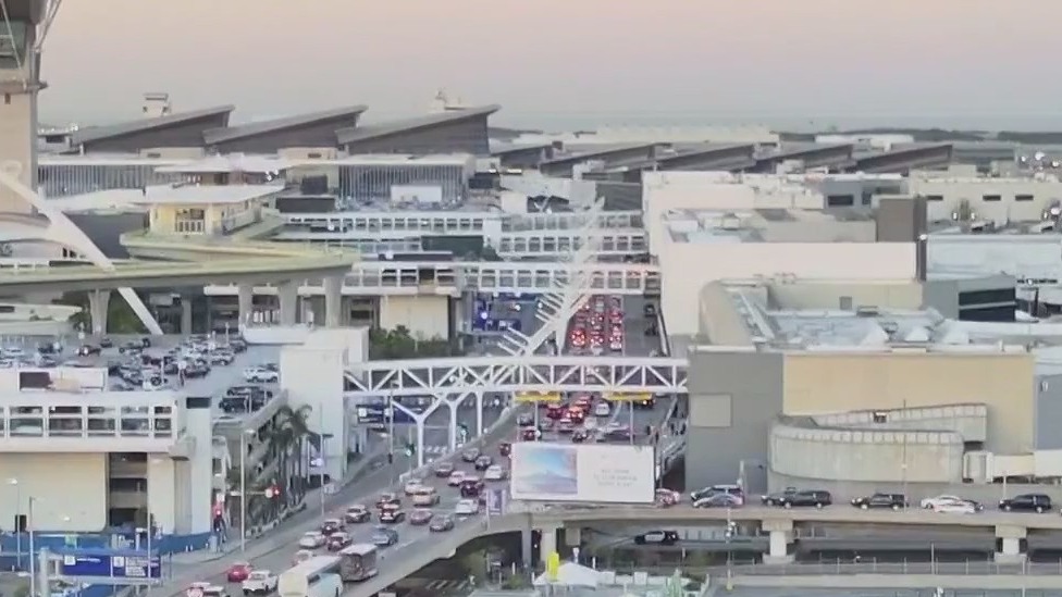 LAX Thanksgiving travel rush begins