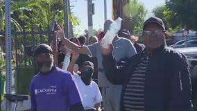 South LA residents line up for Sweet Alice's turkey giveaway