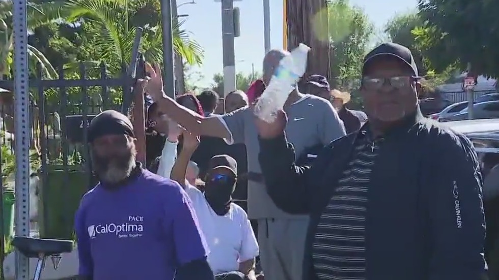 South LA residents line up for Sweet Alice's turkey giveaway