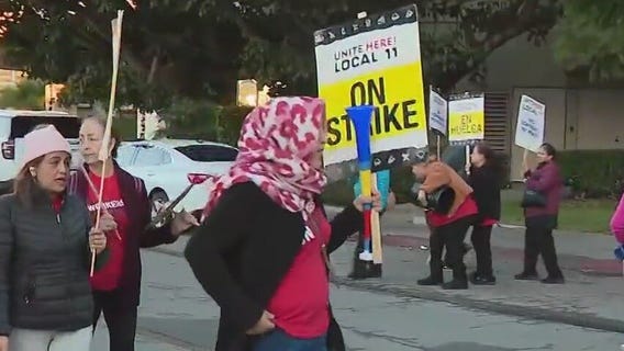 Union hotel workers 'occupy' LAX hotels