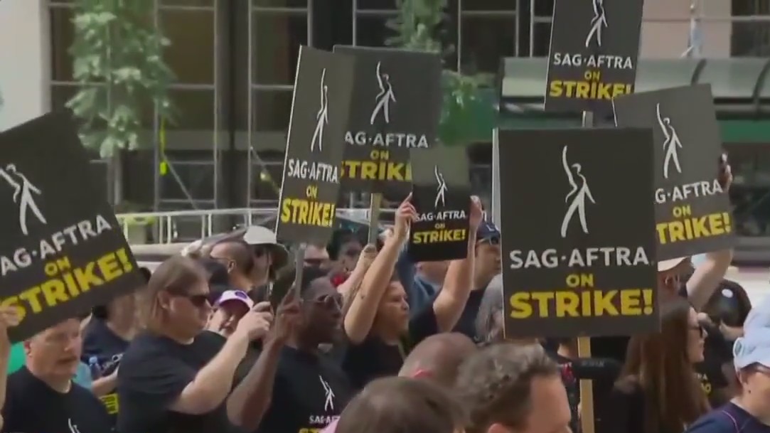 SAG-AFTRA members vote to ratify contract