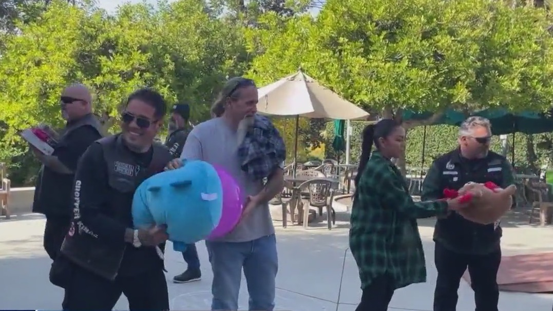 Motorcycle club donates toys in Pasadena