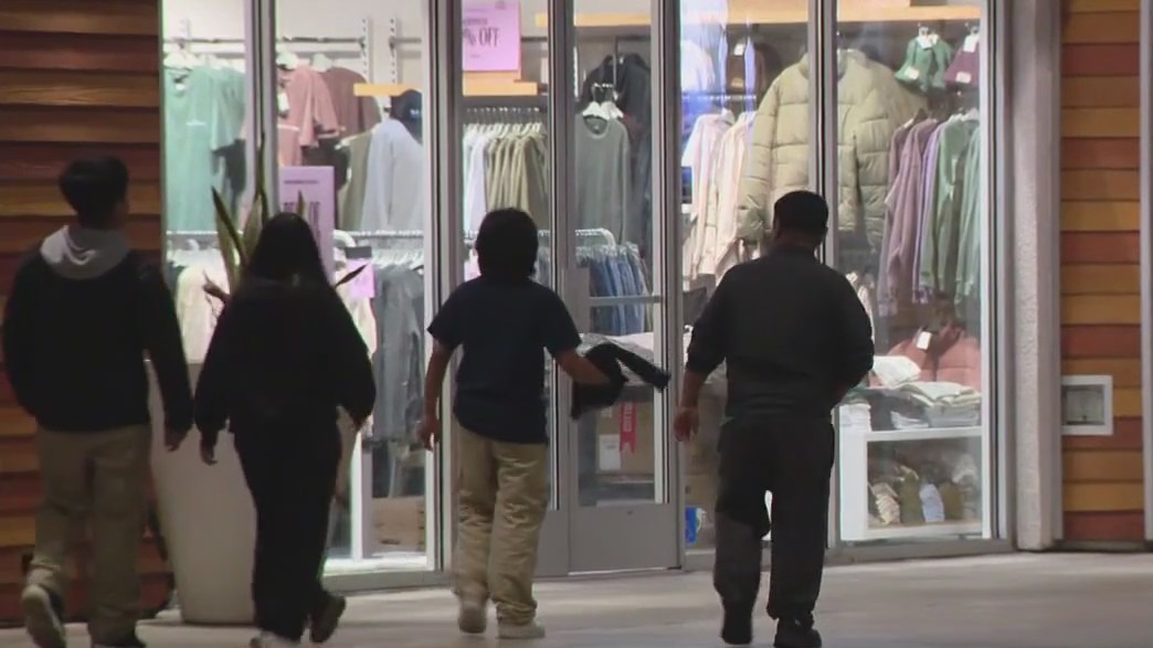 Holiday shoppers, travelers brave through rain