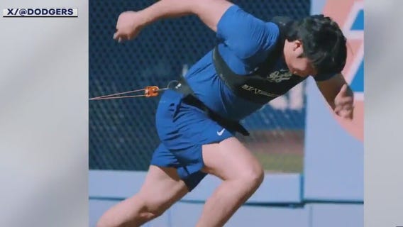 Shohei Ohtani does sprints in Dodgers gear