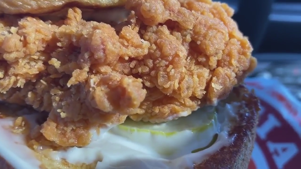 Amy & Jay try the Popeyes chicken sandwich