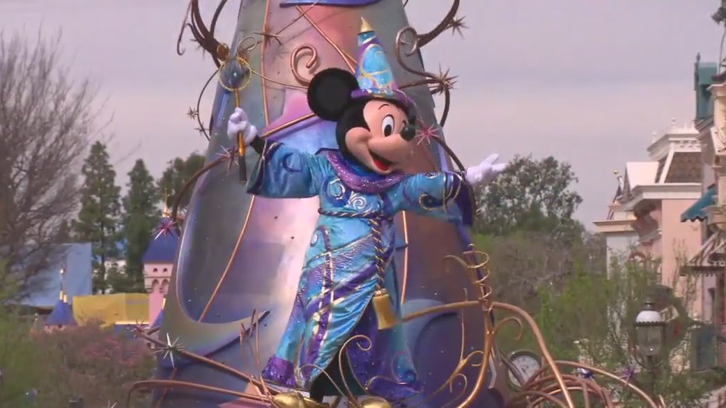 Disneyland performers look to unionize