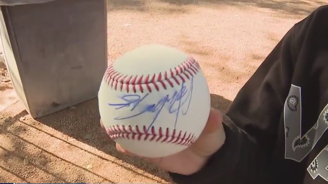 Young Dodger fan score Yamamoto autograph