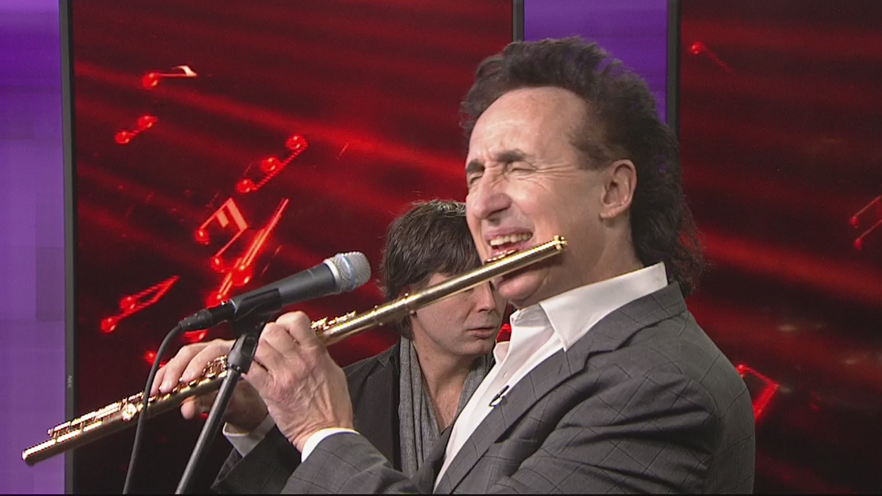 Alexander Zonjic's Smooth Home for the Holidays