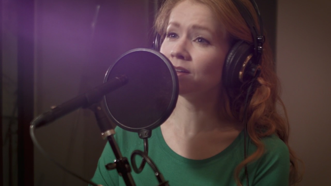 Charleene Closshey performs her hit Christmas single on The Nine