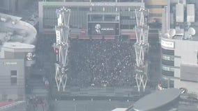 Lakers fans flock to Staples Center to honor Kobe Bryant