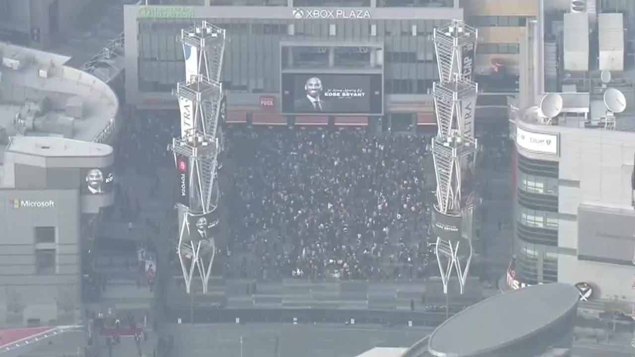 Lakers fans flock to Staples Center to honor Kobe Bryant