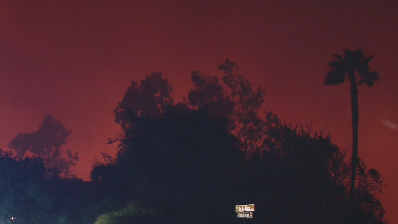 8,000-acre Blue Ridge Fire in Corona spreads into Orange County