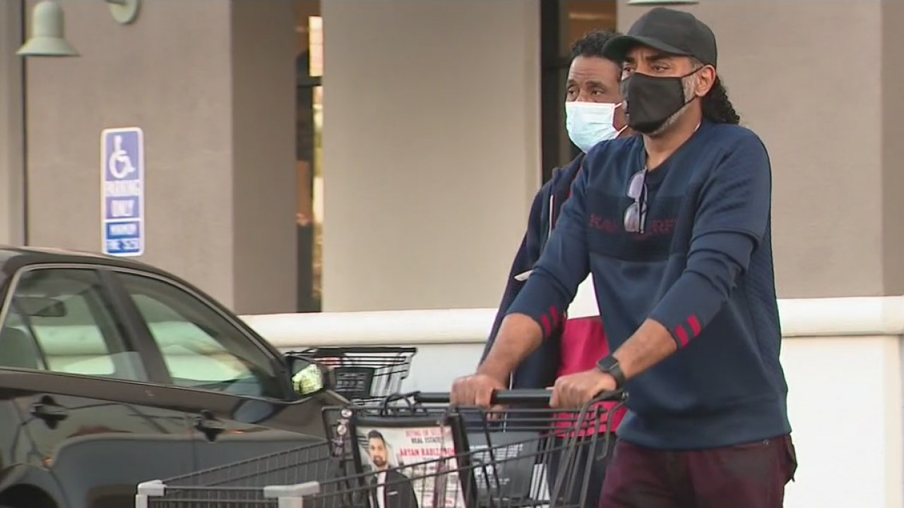 Shoppers hitting the grocery store aisles hours before Thanksgiving