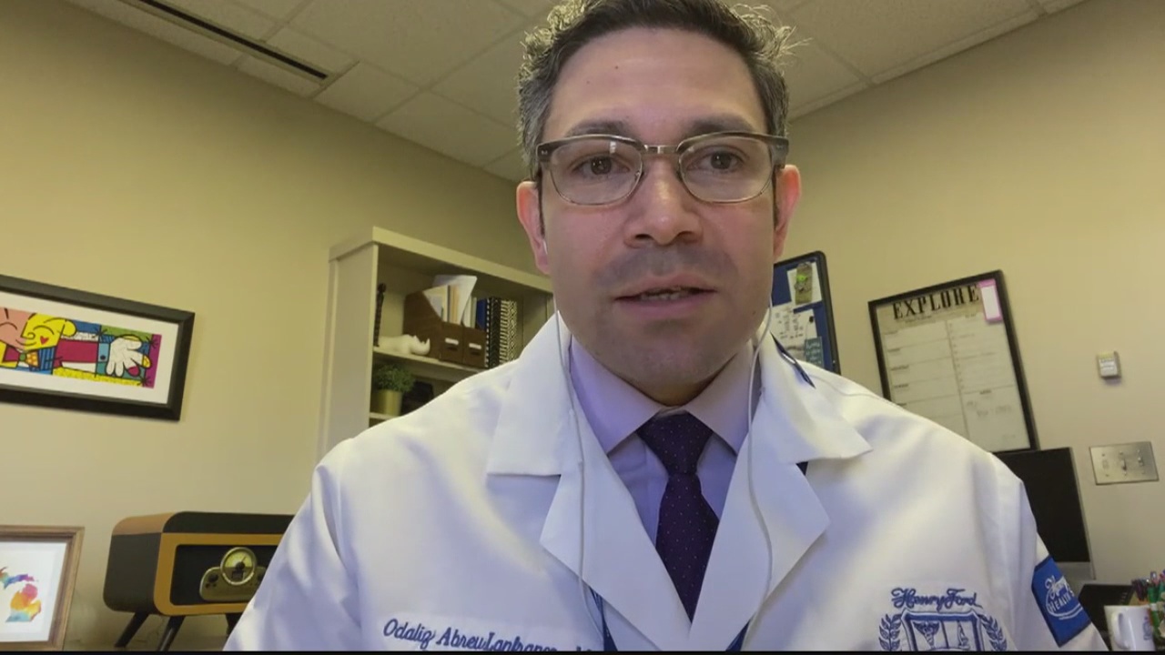 Explaining how a face mask helps prevent spread of COVID-19