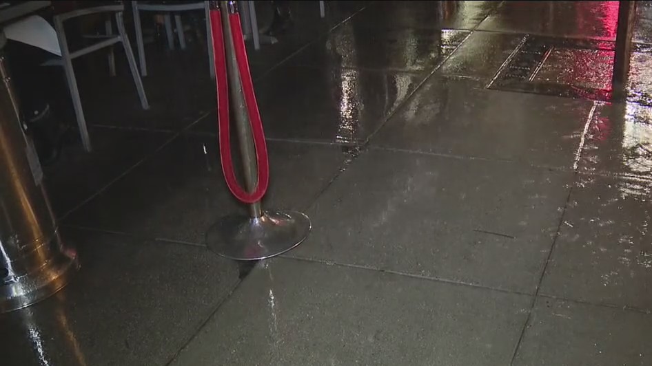 Rain not bothering Pasadena diners eating under tented areas