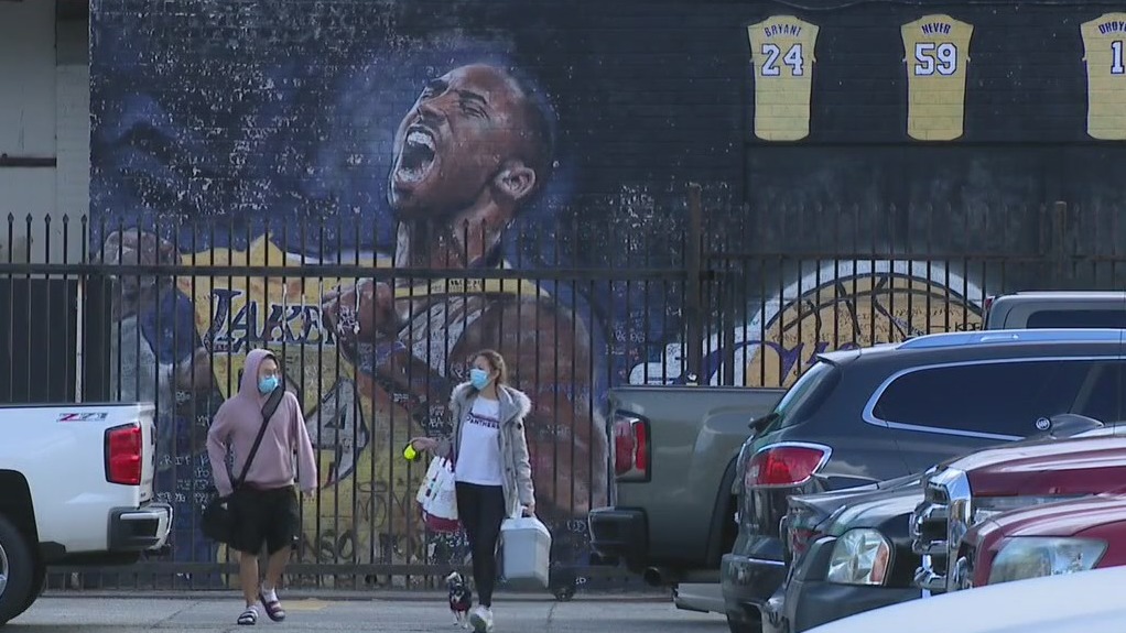 Fans flock to Kobe Bryant murals across Southern California
