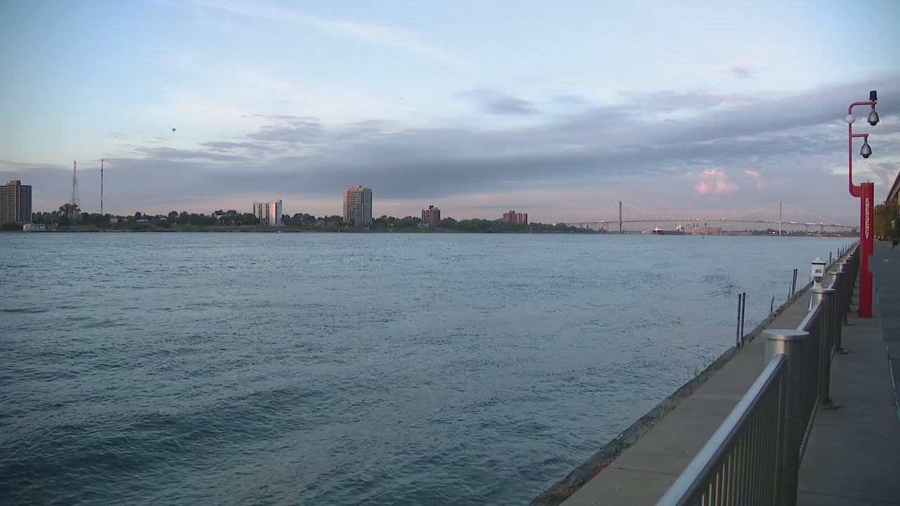2 missing after boat capsizes in Detroit River