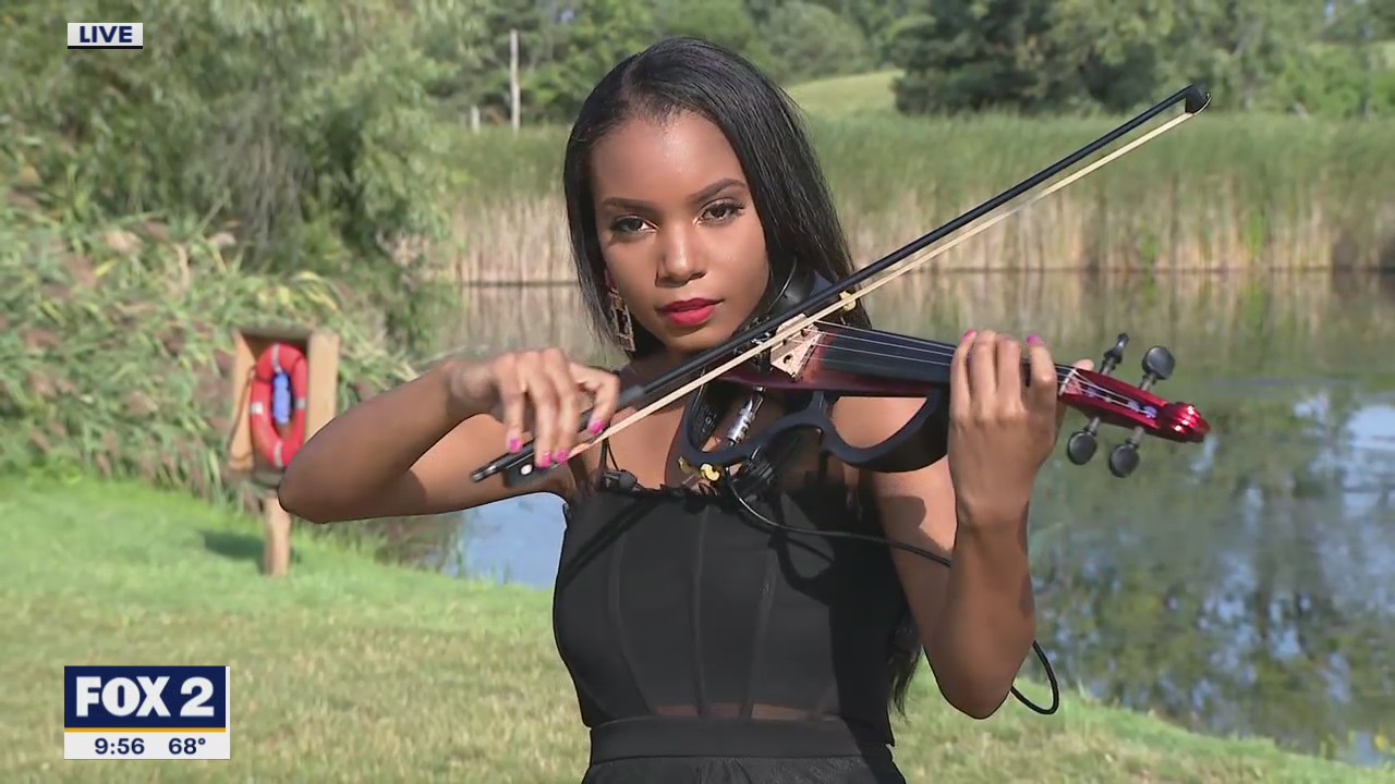 Violinist Candice "Pretty Stringz" Smith