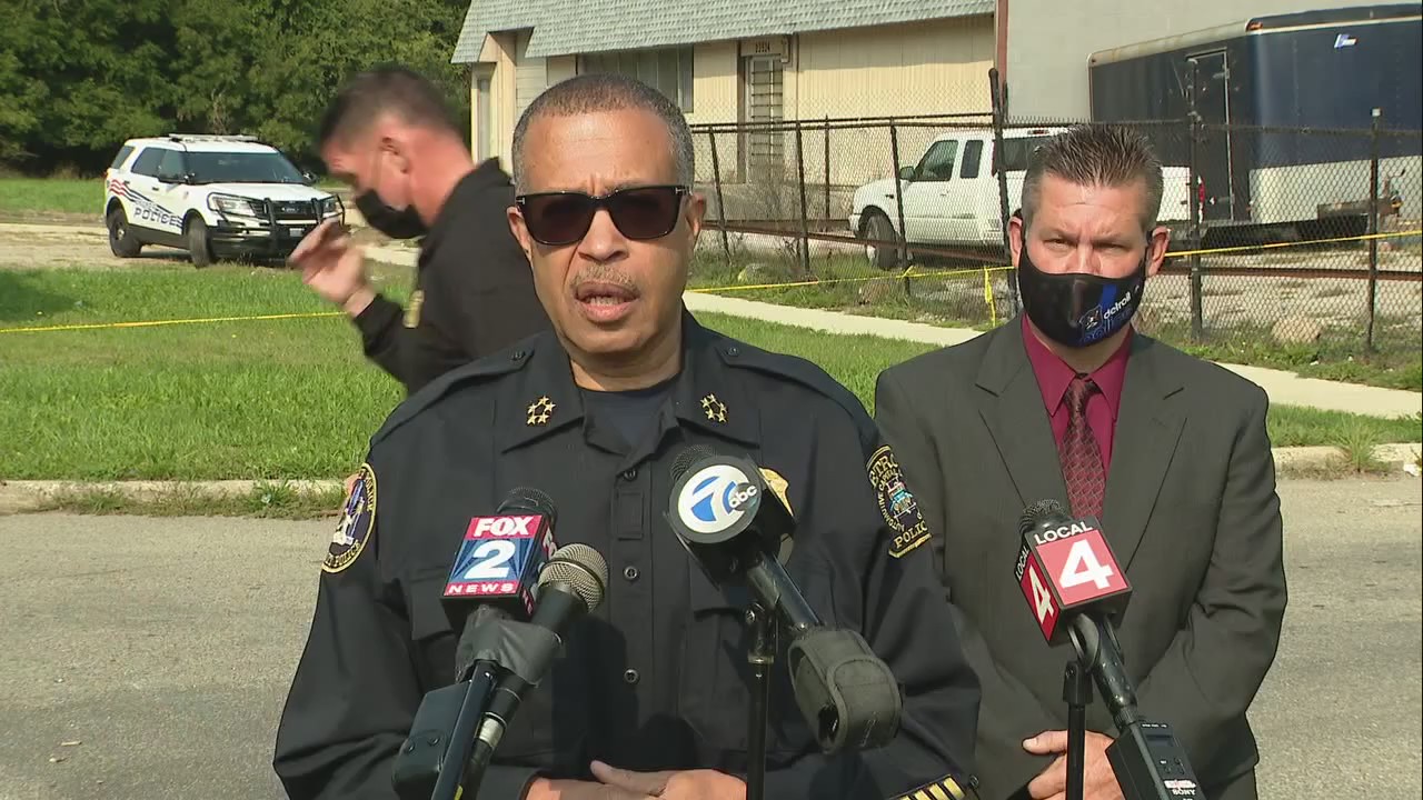 Man holding two people hostage says he's a suspect from a previous murder investigation