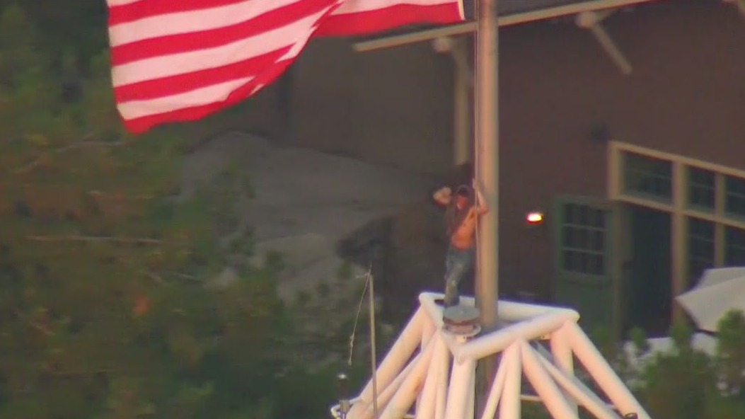 Man stood on top of tall tower at Knott's Berry Farm for hour before coming down safely