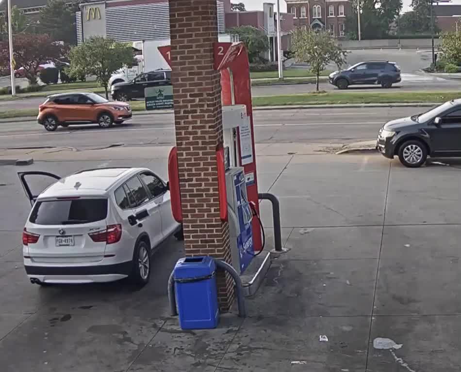 Woman fights off attempted carjacker at Detroit gas station | FOX 2 Detroit
