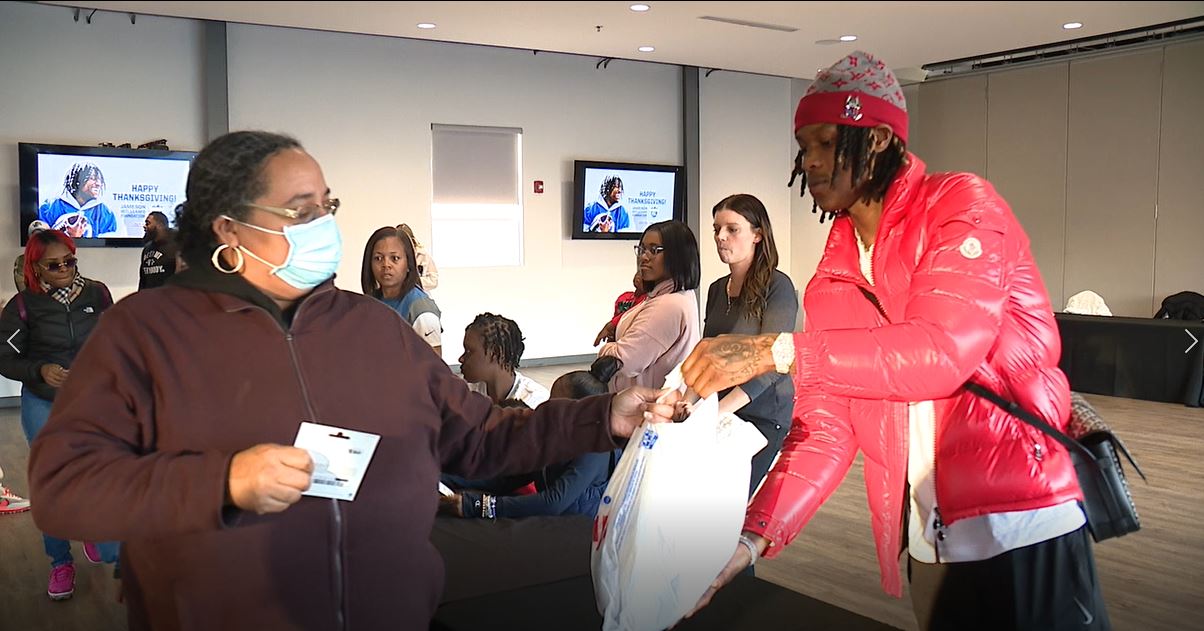 WATCH - Lions receiver Jameson Williams gives away some turkeys to families in Detroit