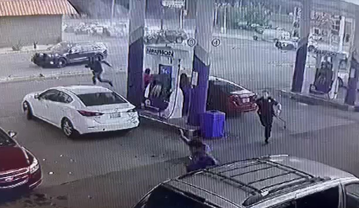 Detroit police chase suspects after crash