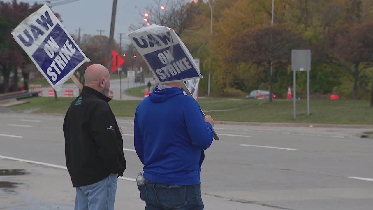 UAW reaches historic deal with Ford