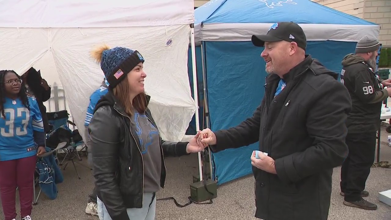 Australian Lions fan travels to Detroit for 1st time for MNF game, gets engaged