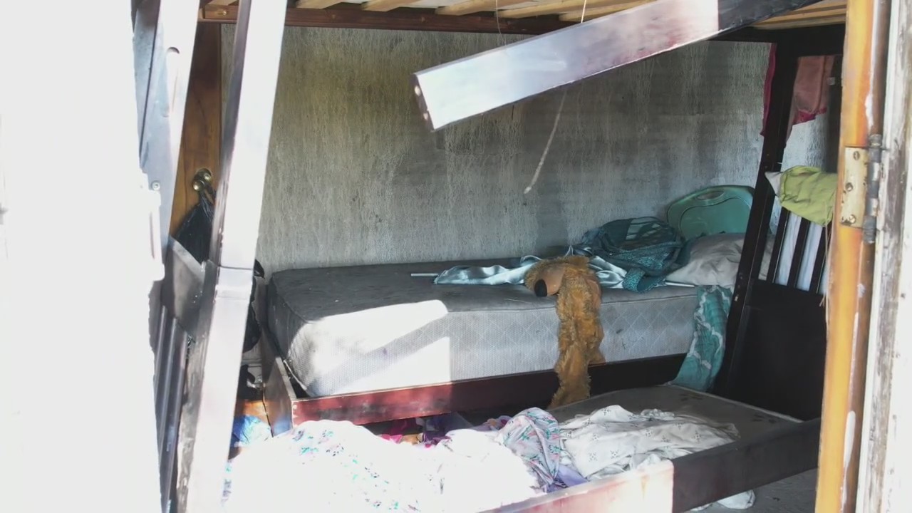 Detroit Family escapes house fire from 2nd floor window