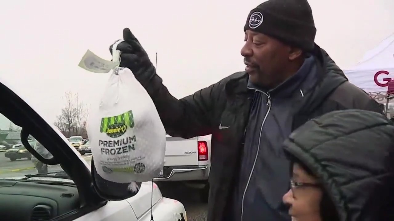 Star-studded Thanksgiving food drive gives Metro Detroit families meals