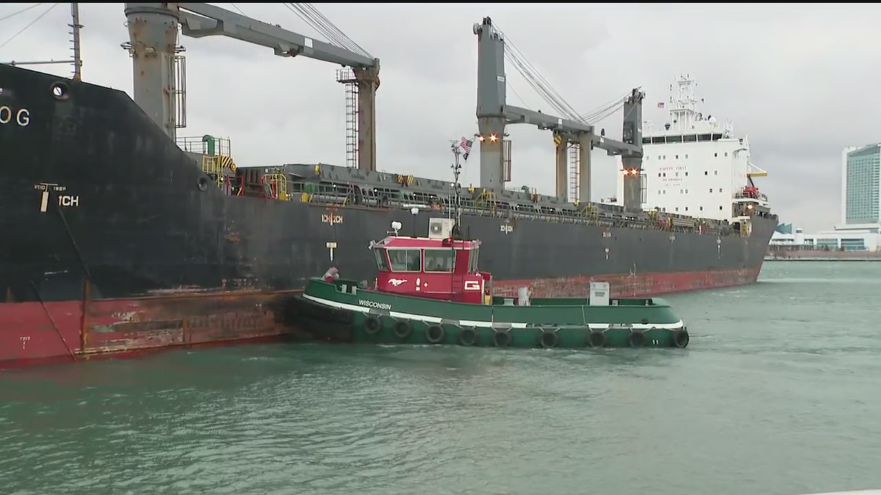 Freighter runs aground on Detroit River