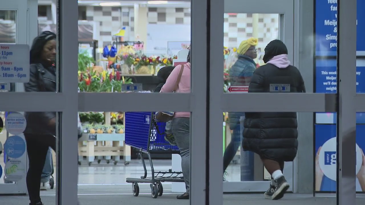 Last-minute Thanksgiving shoppers swarm local stores