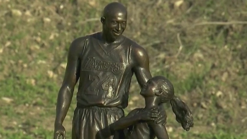 Artist honors Kobe Bryant, other victims with a statue