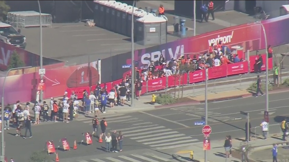 Fans begin lining up outside SoFi Stadium on Super Sunday
