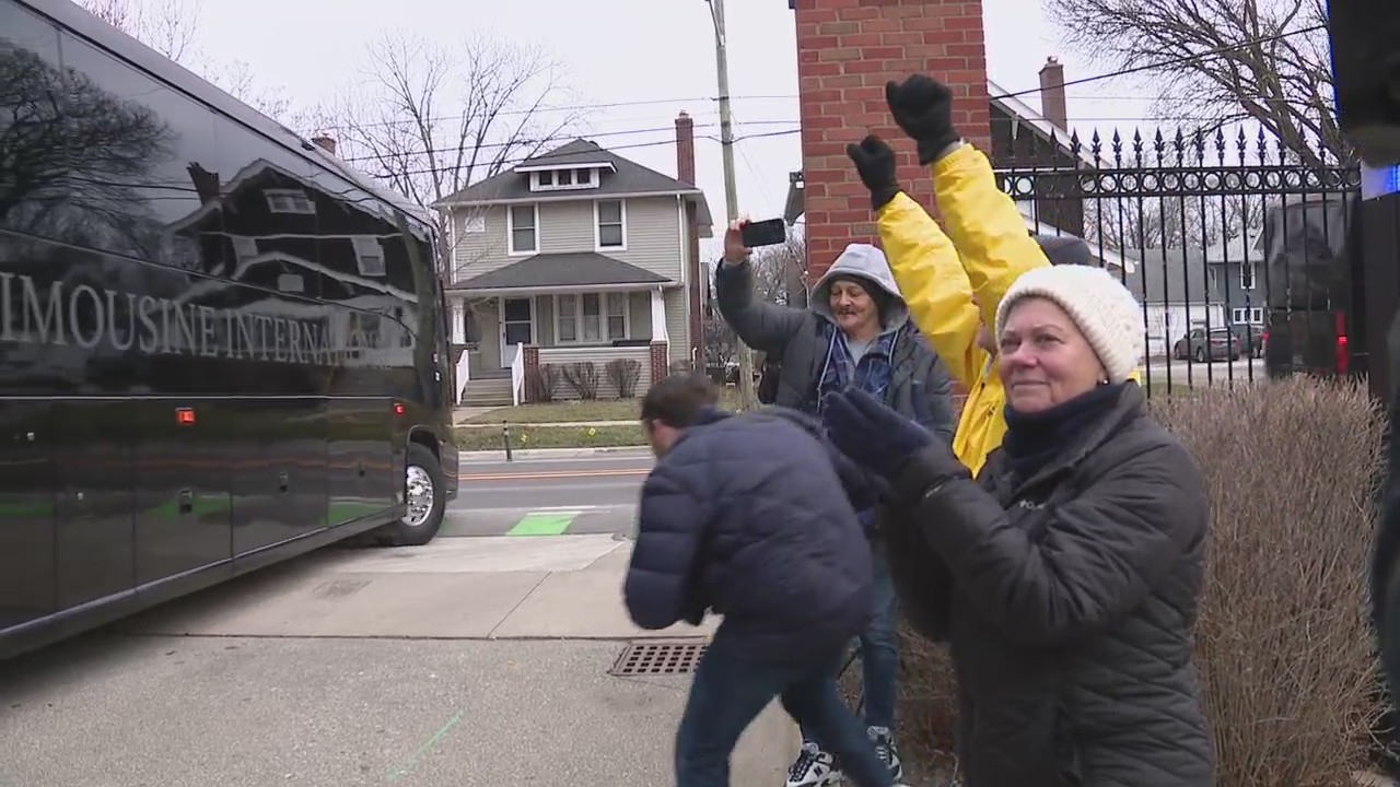 Alumni send off Michigan football team to championship